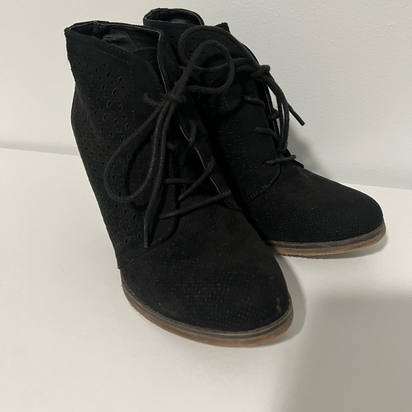 MIA laser cut black suede booties women’s size 7-GUC - Picture 3 of 15